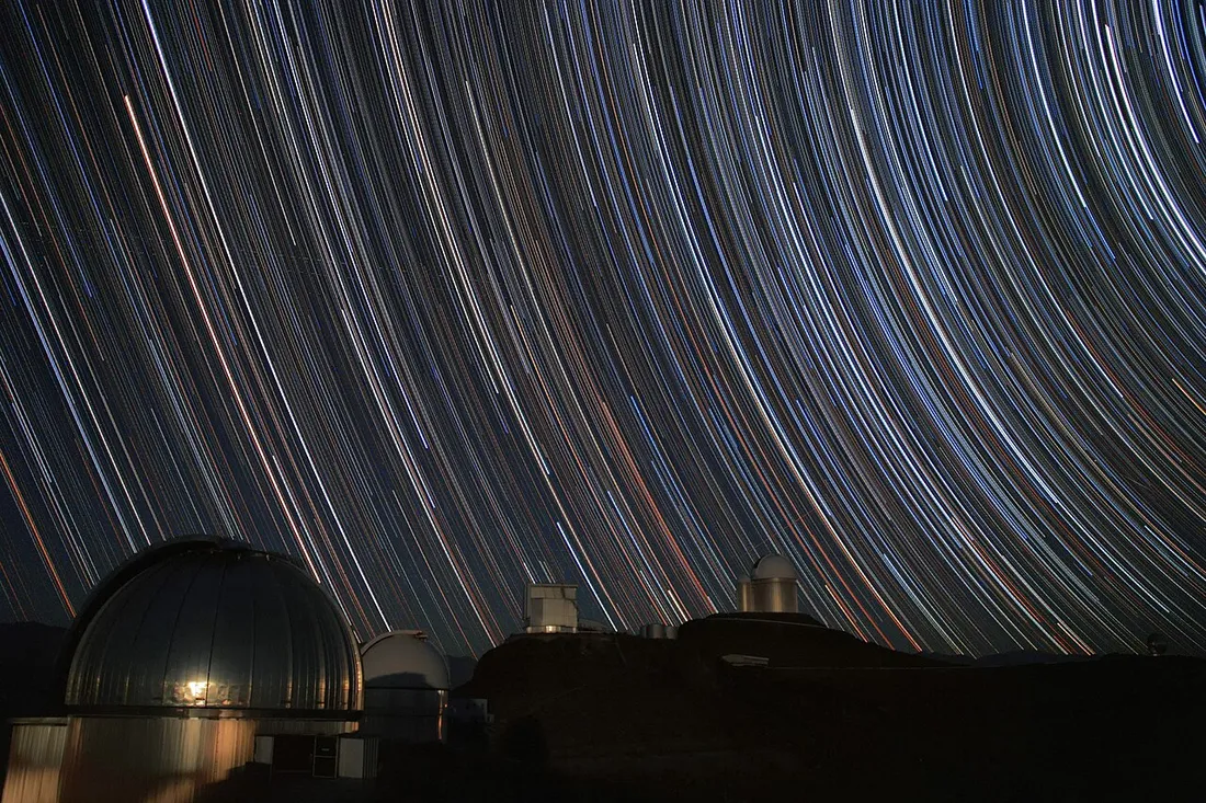 夜空长曝光星轨