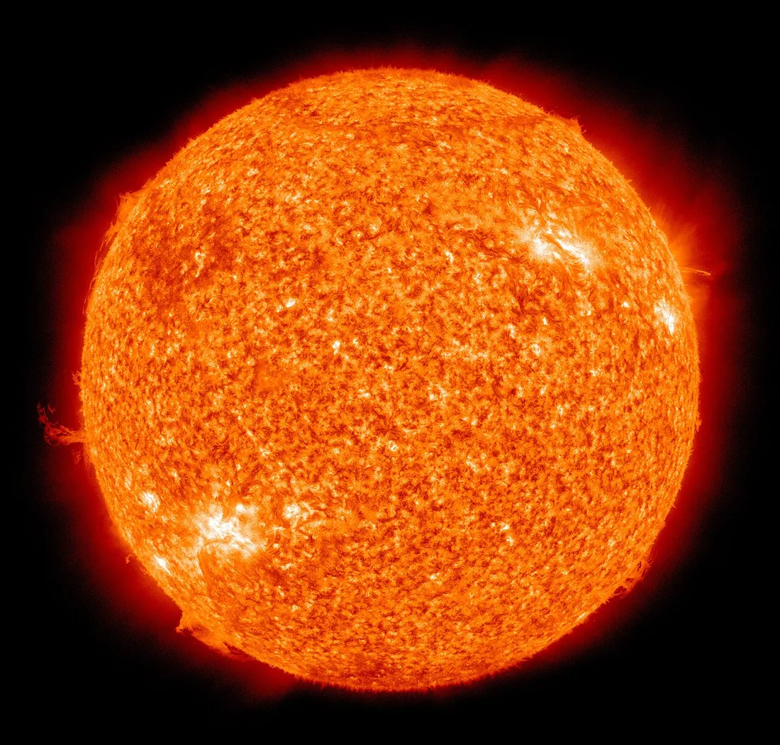 SDO 太阳动力学天文台拍摄的太阳极紫外波段图像,可见活动区与日珥